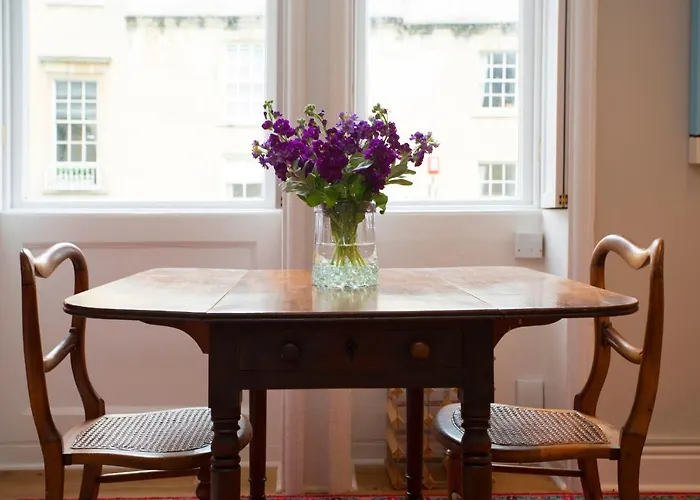 1 Bed Georgian Apartment In Bath City Centre